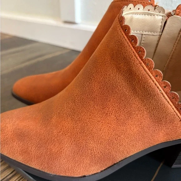 Crown Vintage Rust Scallop Trim Ankle Booties – Size 8.5 New - Picture 10 of 11